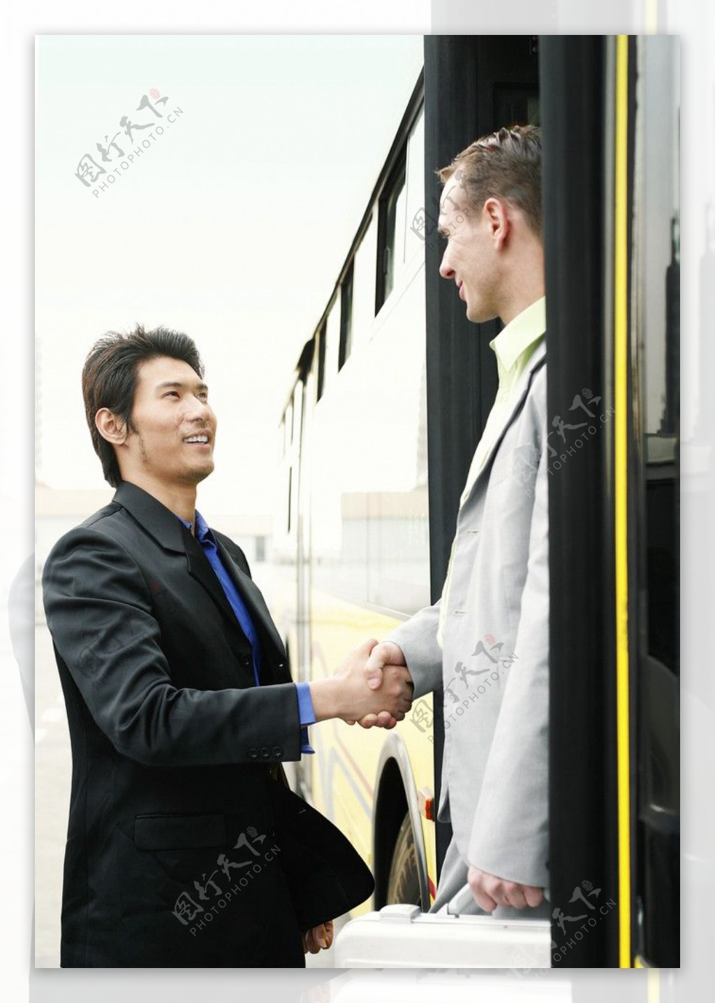 公交车门口见面握手的商务人物图片