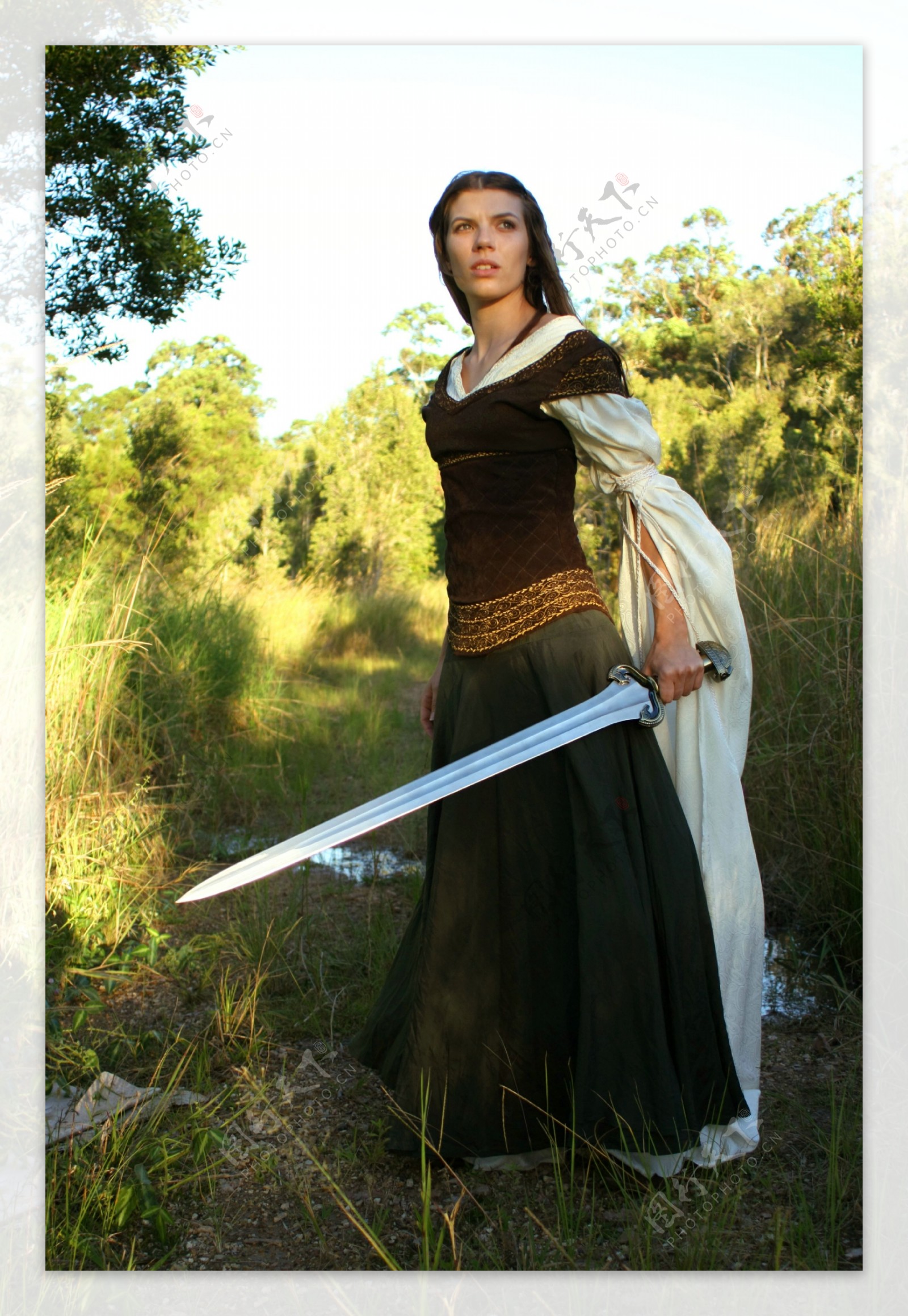 拿剑的女人图片