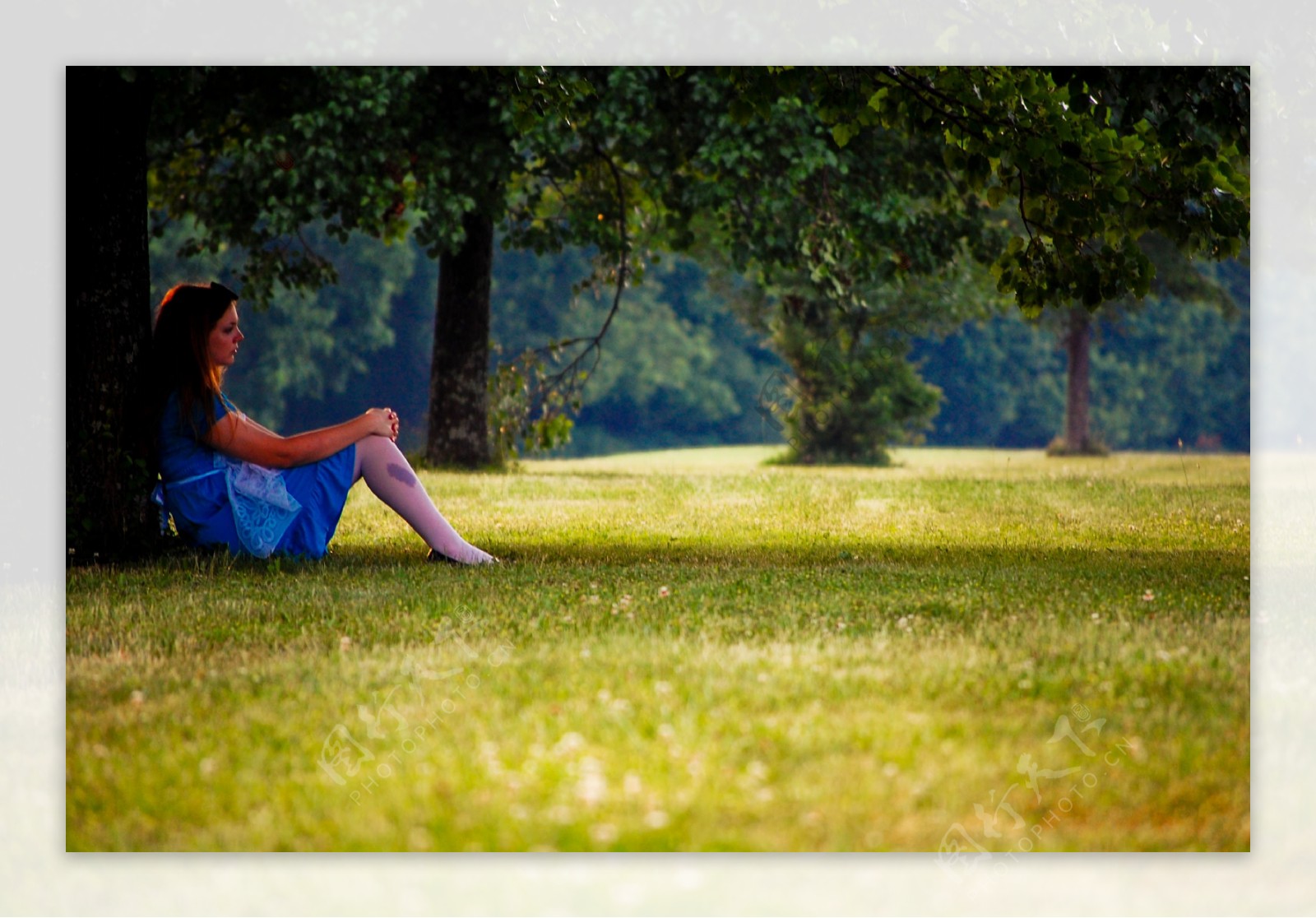 草地上静坐的女孩图片
