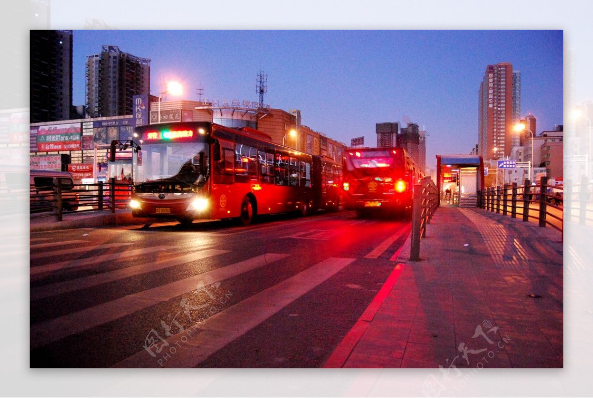 BRT公交出站图片