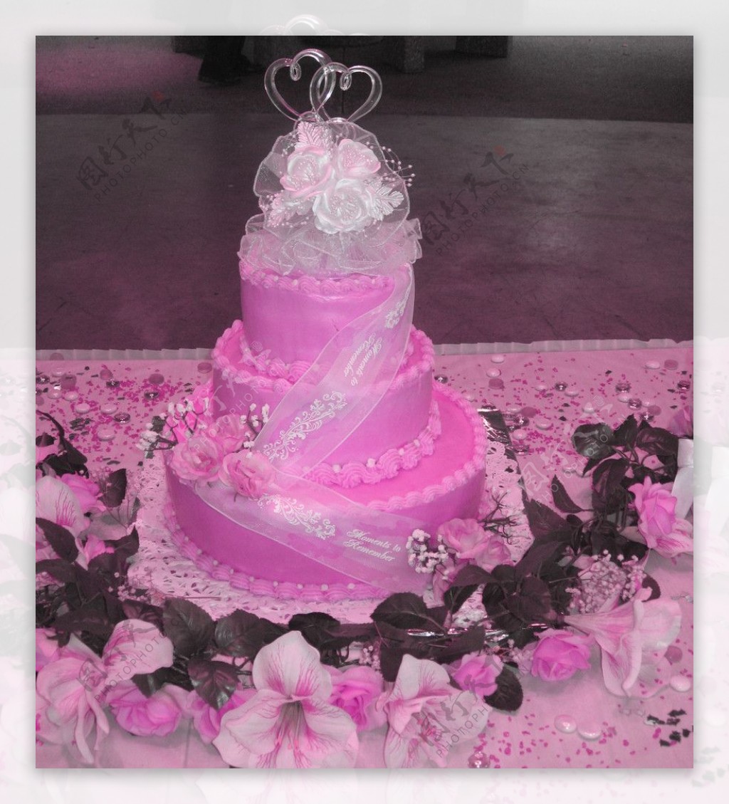 粉色的奶油婚礼蛋糕图片
