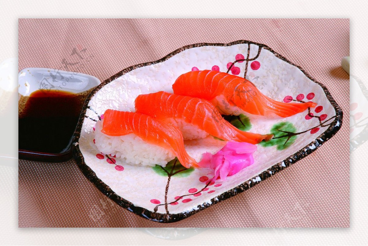 日本鲜红生鱼片寿司图片