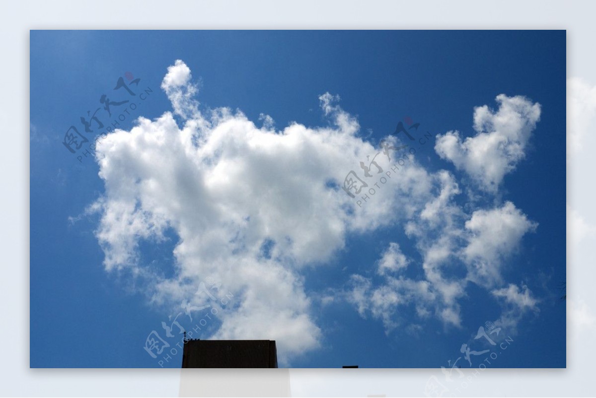 夏日專屬的白雲和藍天图片