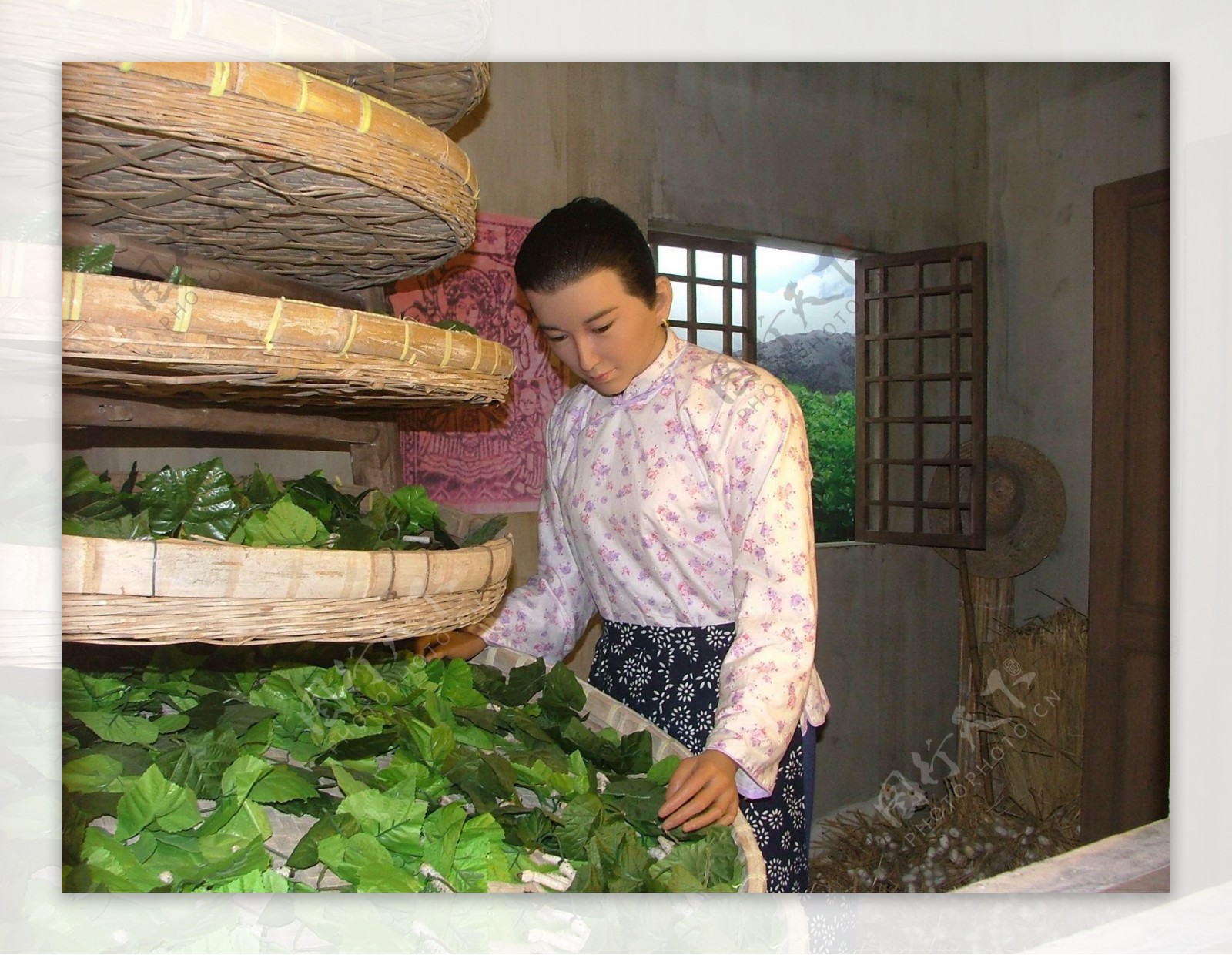江南丝绸文化展览一角养蚕女蜡像图片