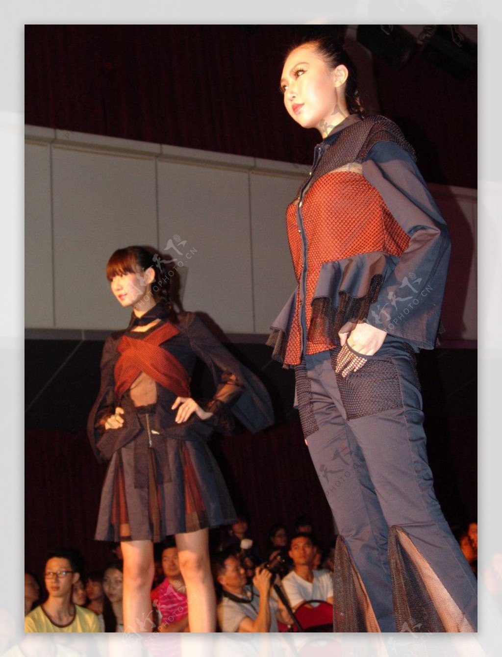 广州大学纺织学院服装秀展走秀图片