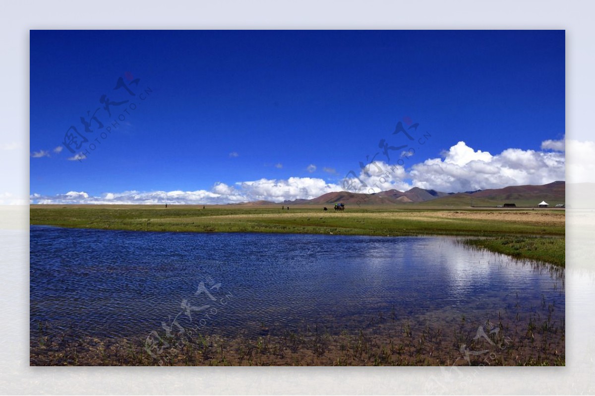 蓝天白云草原湿地湖水图片