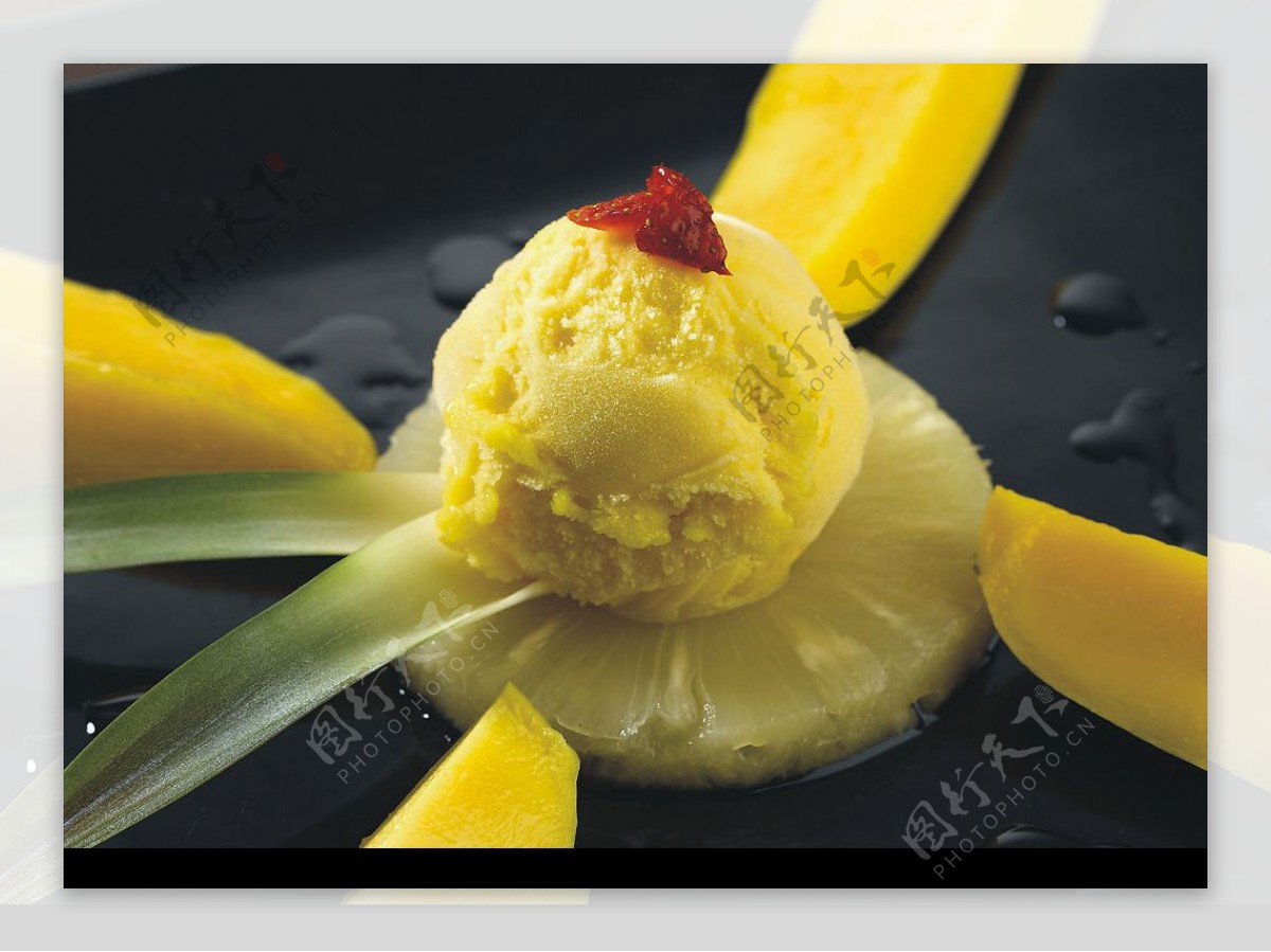 芒果和菠萝片伴雪糕图片