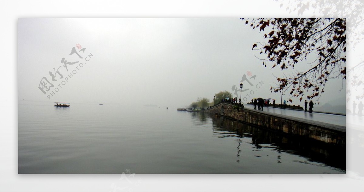 杭州西湖断桥冬景残荷游船图片