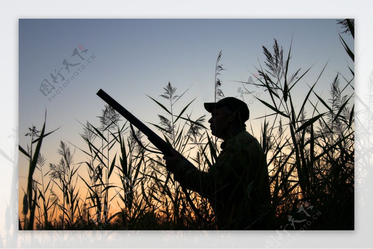 拿着猎枪的猎人图片-商业图片-正版原创图片下载购买-VEER图片库