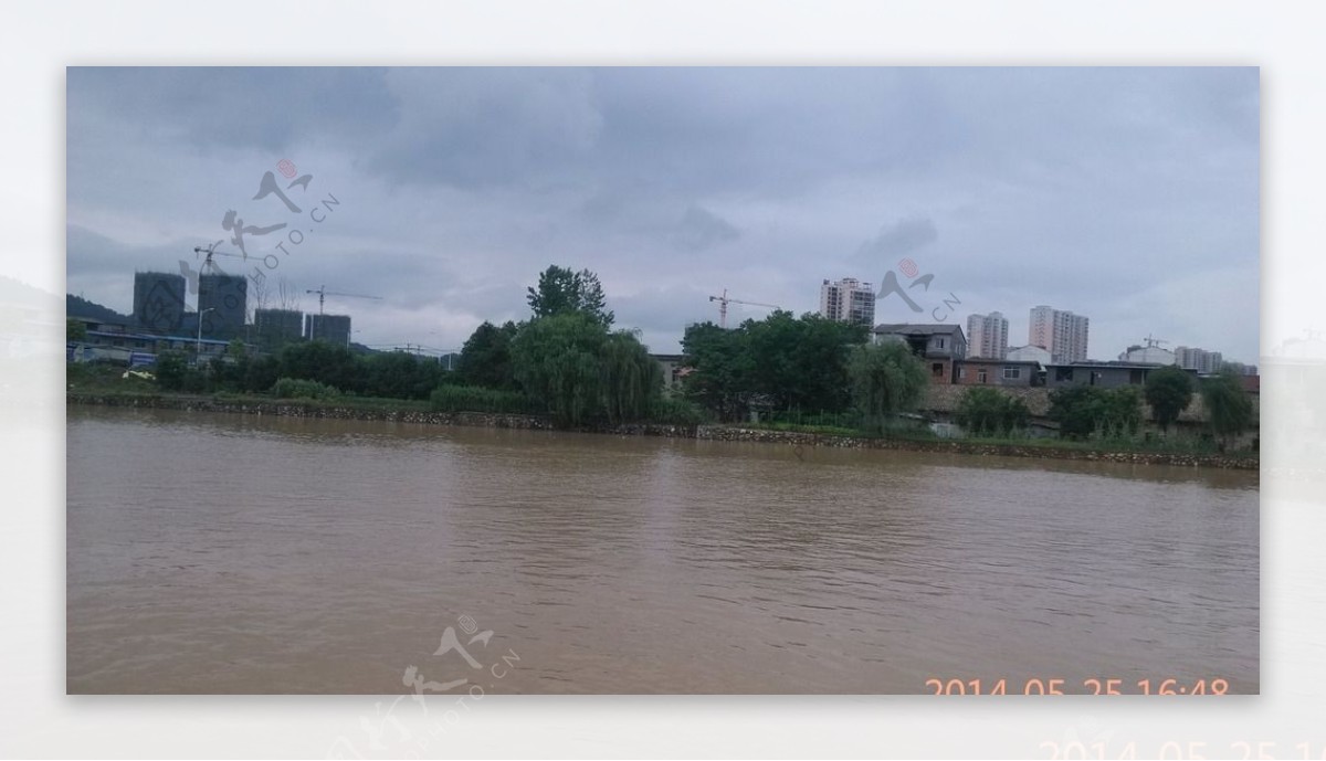 秀江河畔图片