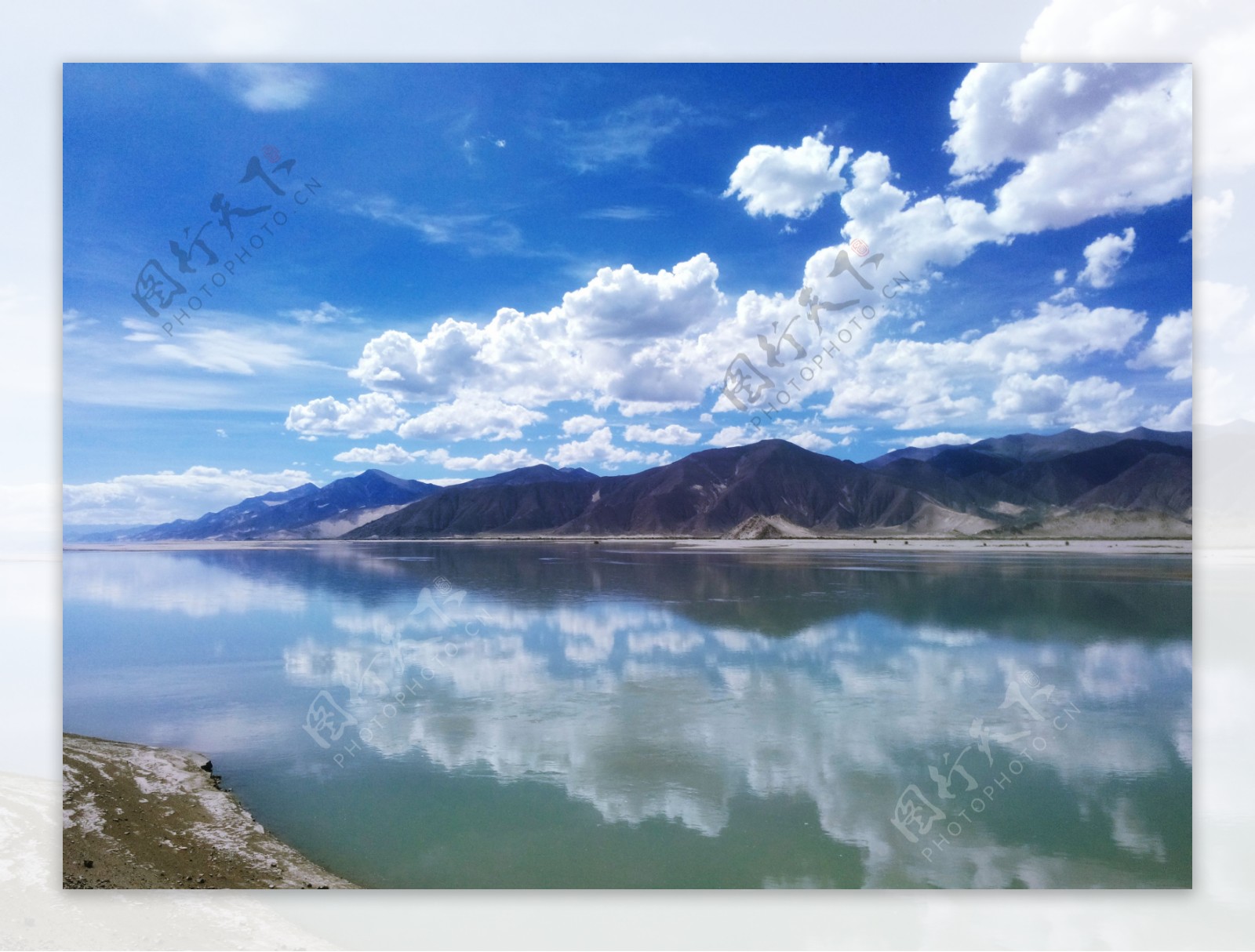 西藏山南水面倒影图片