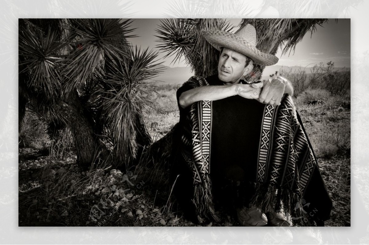 在沙漠中休息的墨西哥男人图片