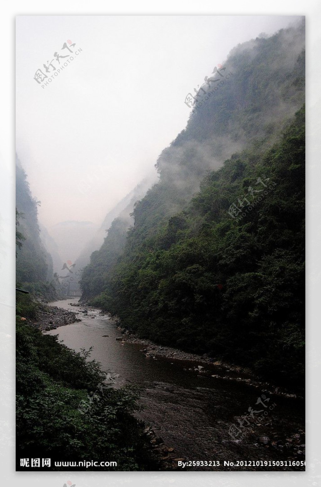 山中秋雨图片