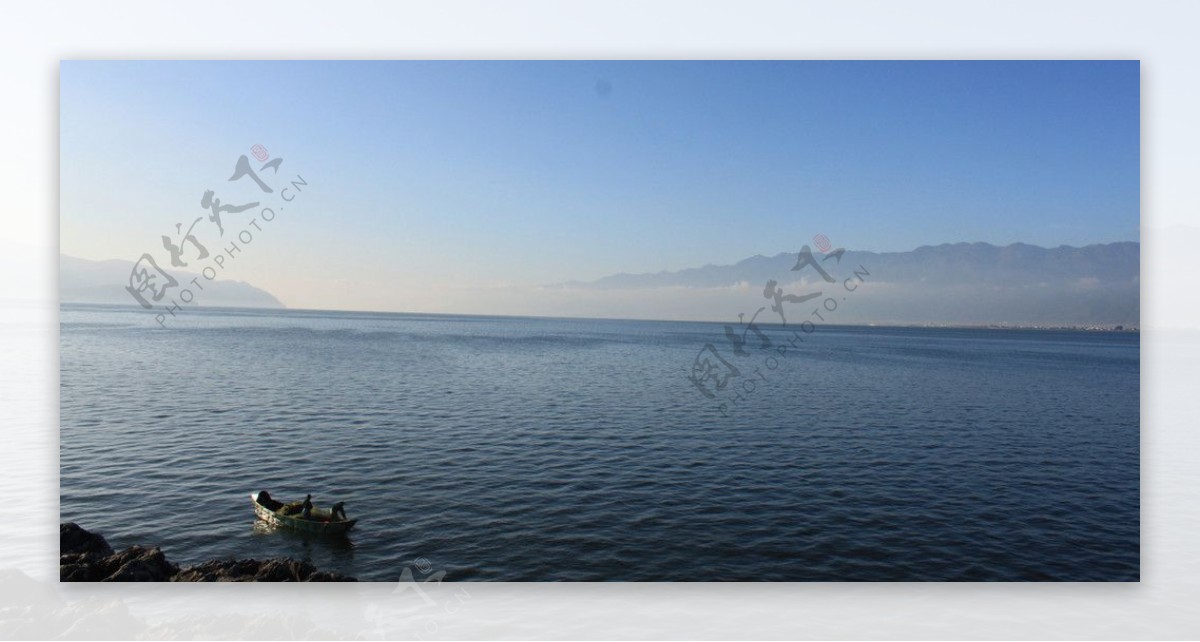 洱海晨渔图片