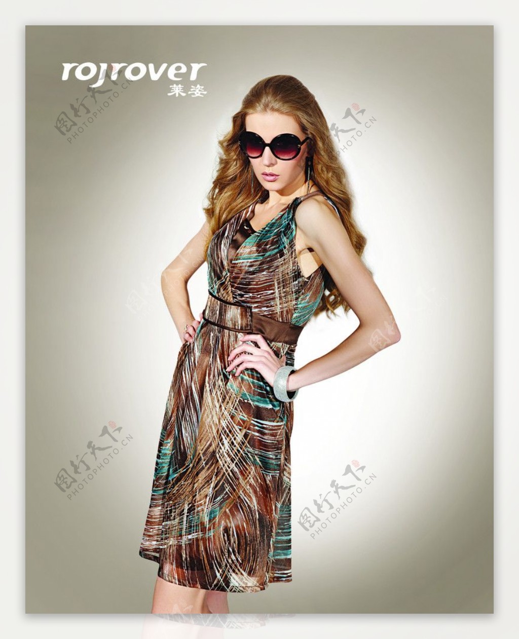莱姿形象代言人LOGO欧美女模金发女郎2010年时尚夏装休闲长裙个性太阳镜图片