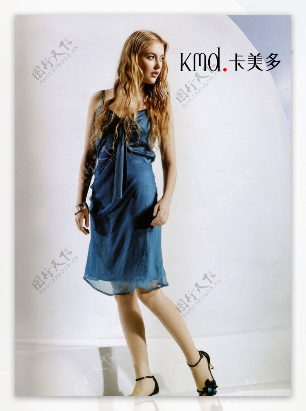 卡美多LOGO形象代言金发女郎时尚超短裙个性凉鞋新品600DPIJPG图片