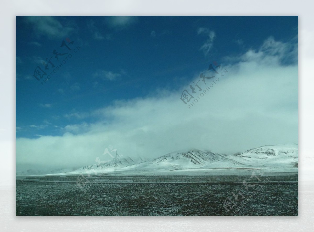 青藏铁路过雪山图片