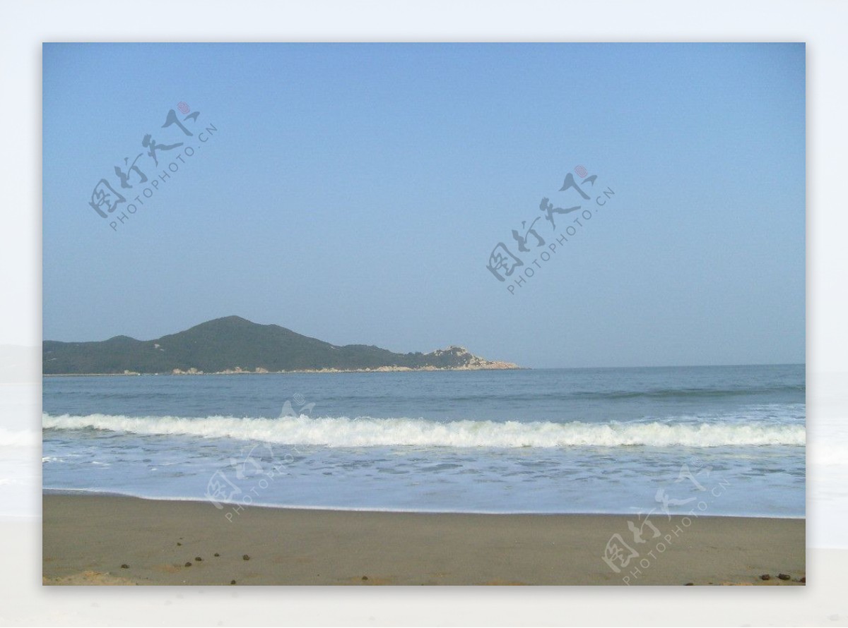海边沙滩波浪蓝天图片