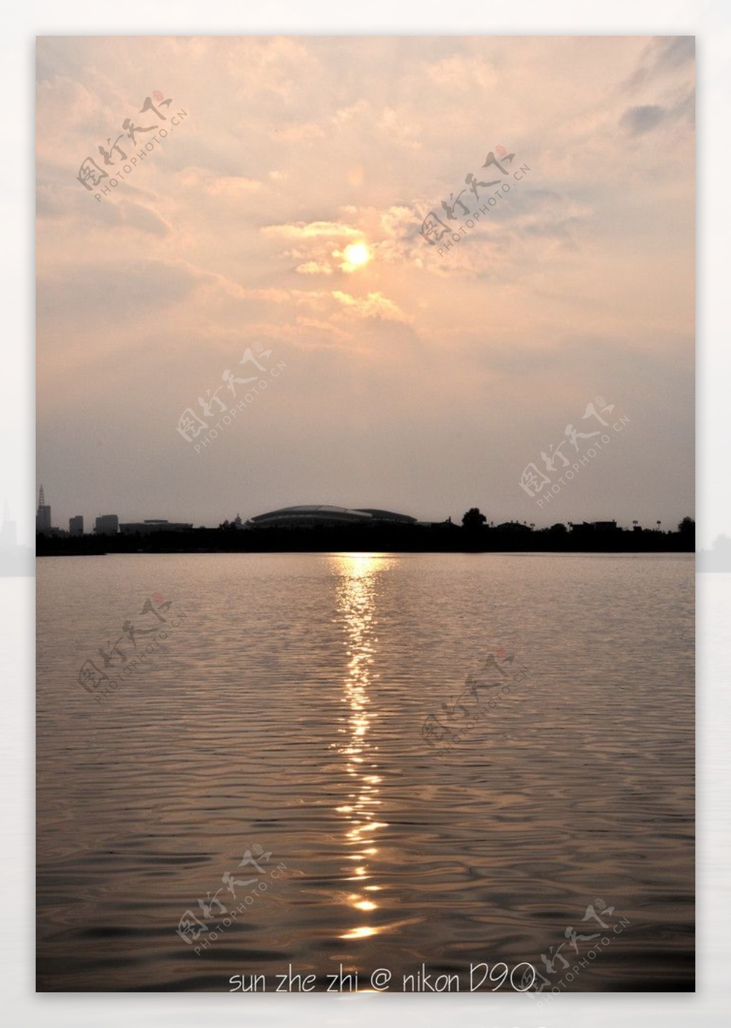 夕阳下的湖水图片