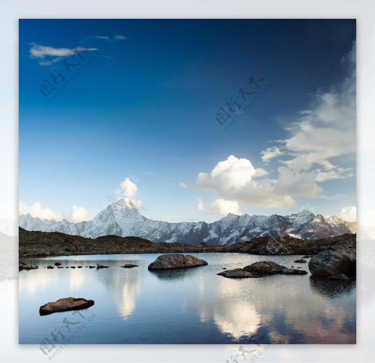 蓝天白云山脉湖水图片