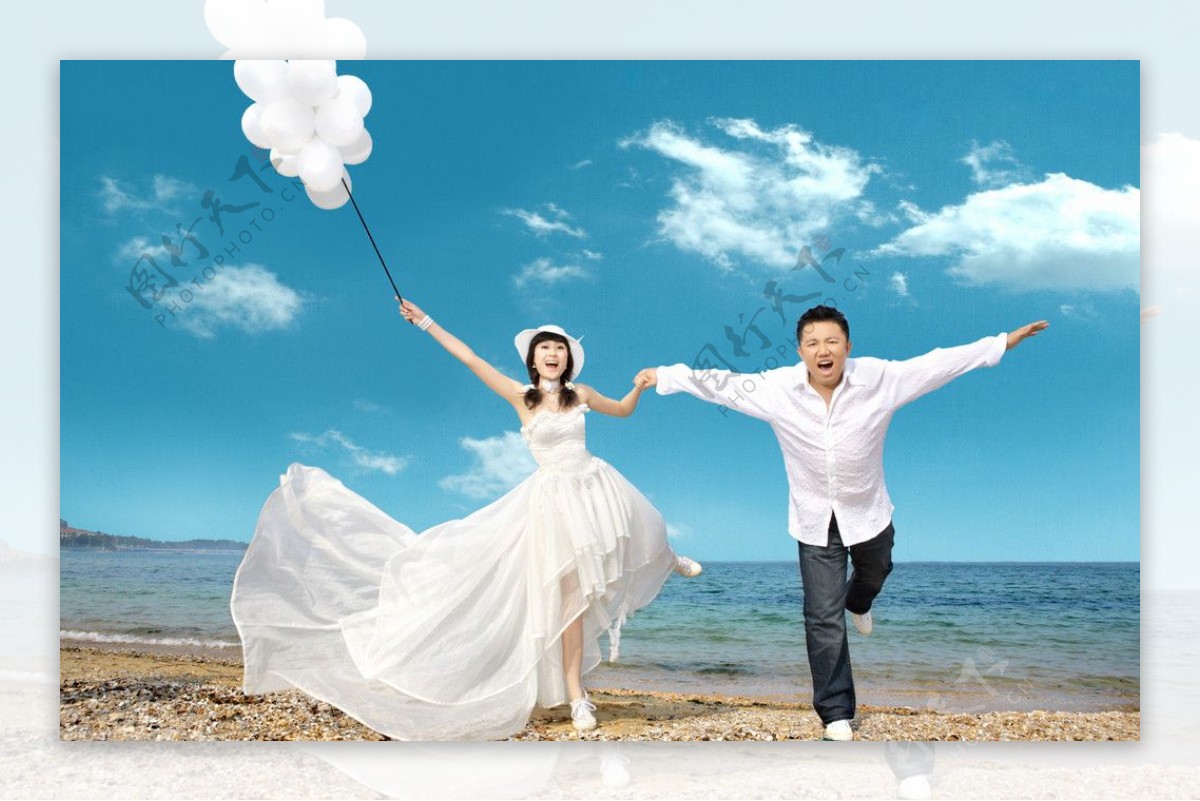生活中的演戏中的情侣越南伉俪婚纱结婚结婚照牵手奔跑海滩蓝天白云图片