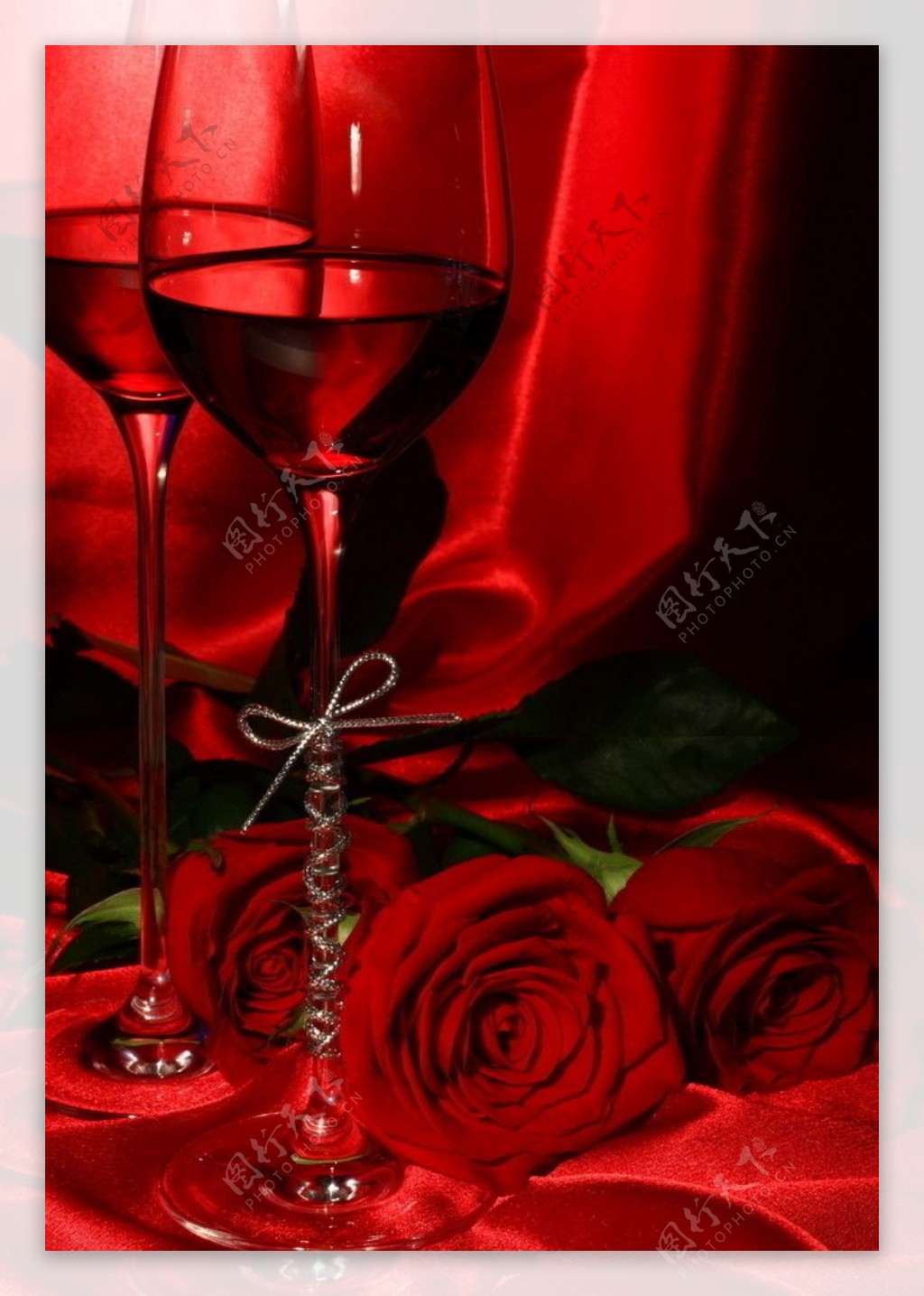 红酒和玫瑰图片