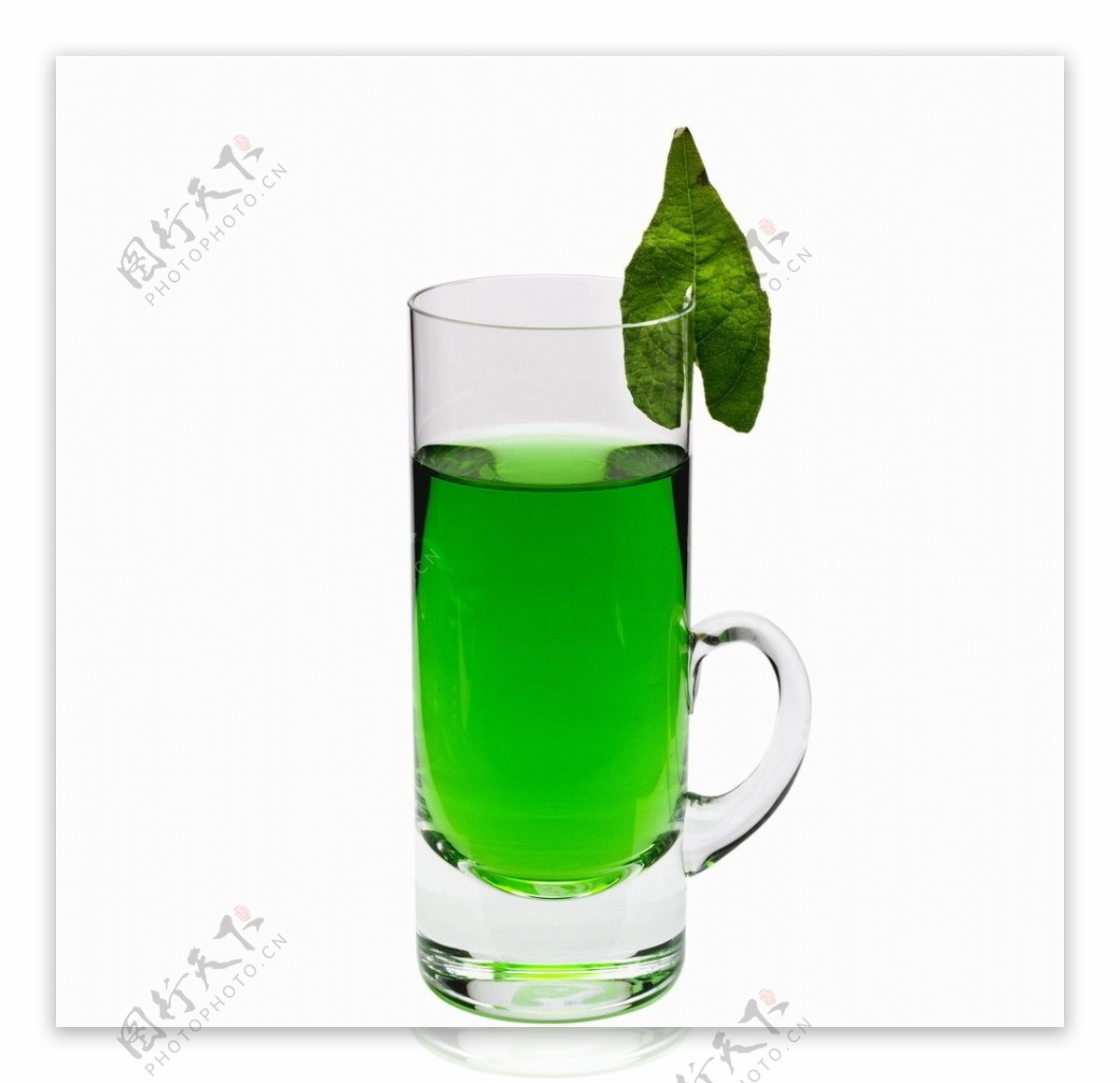 一杯饮料绿叶图片