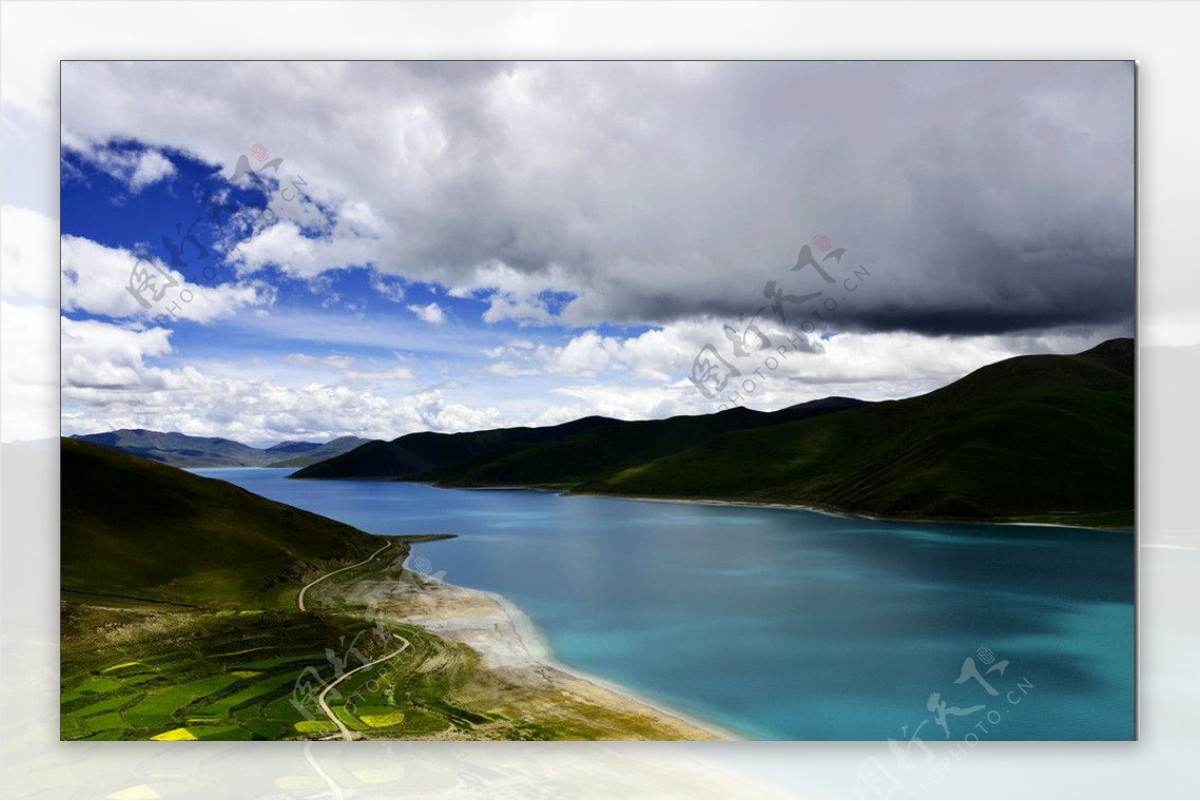 蓝天白云湖泊图片