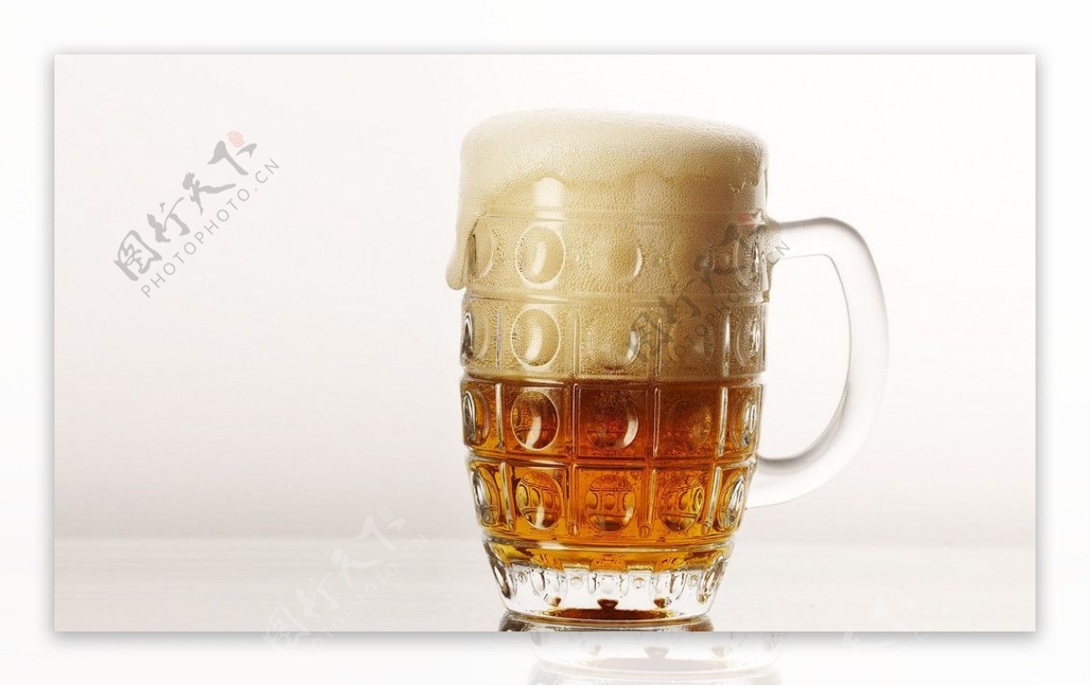 大杯啤酒啤酒泡泡酒图片