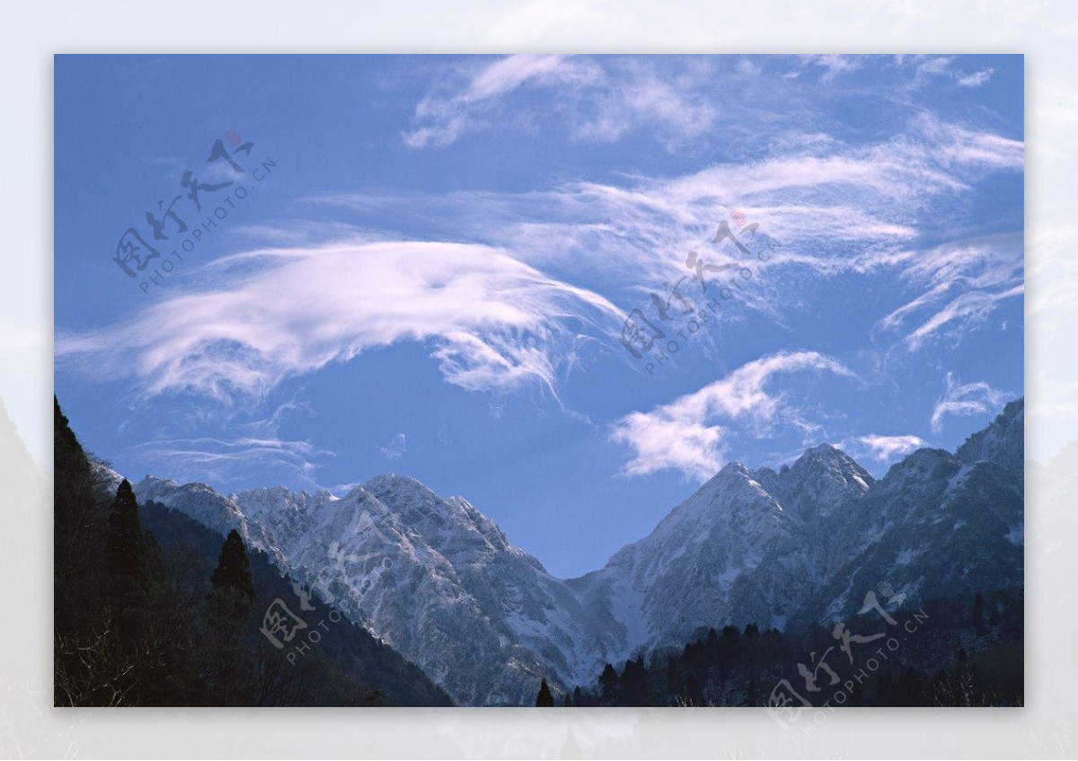 高原山脉与云图片