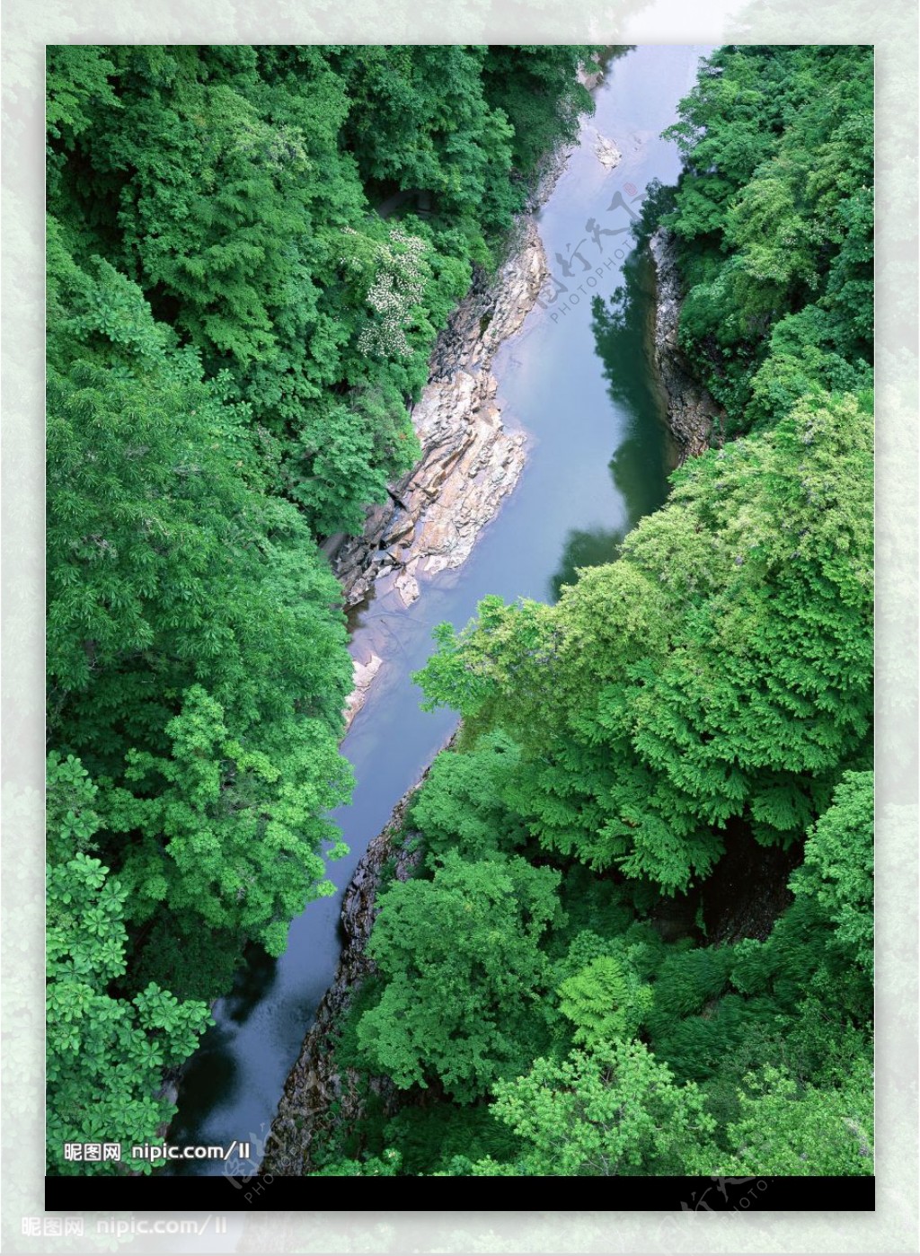 山谷溪流图片