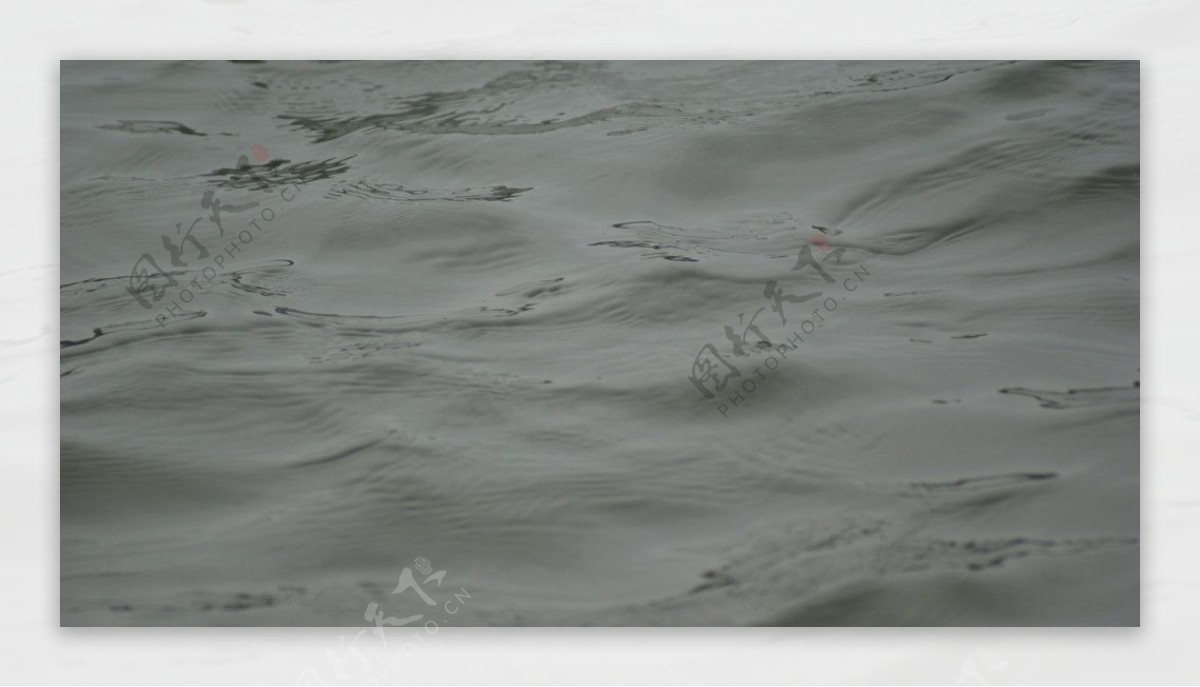 微波粼粼的湖面图片