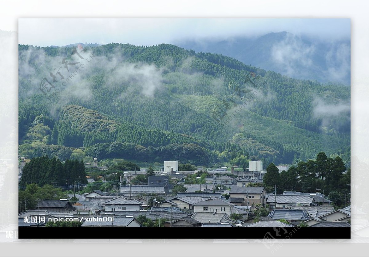 大山下的村庄图片