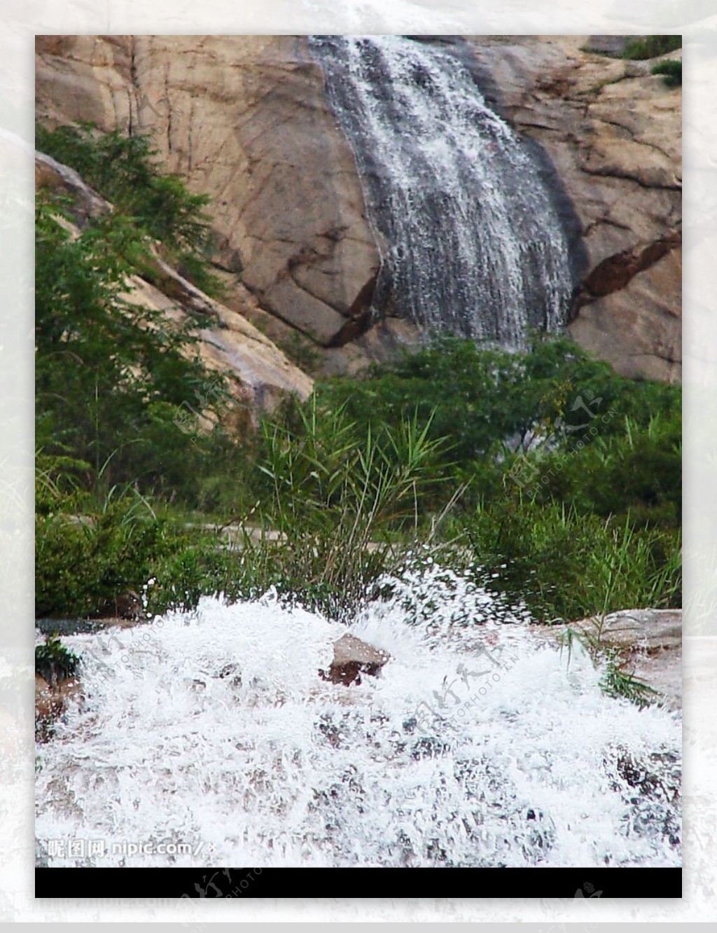 艾山瀑布清水绿草石图片