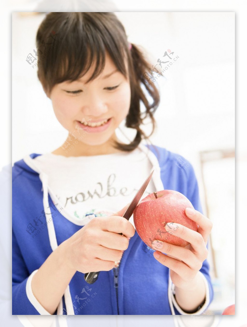削苹果的女孩图片