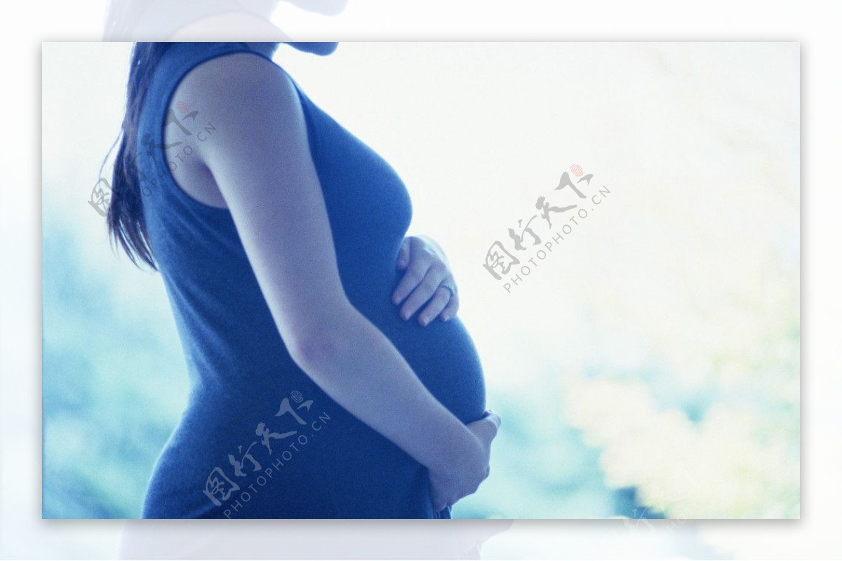 宝贝亲吻怀孕的妈妈摄影图片-宝贝亲吻怀孕的妈妈摄影作品-千库网