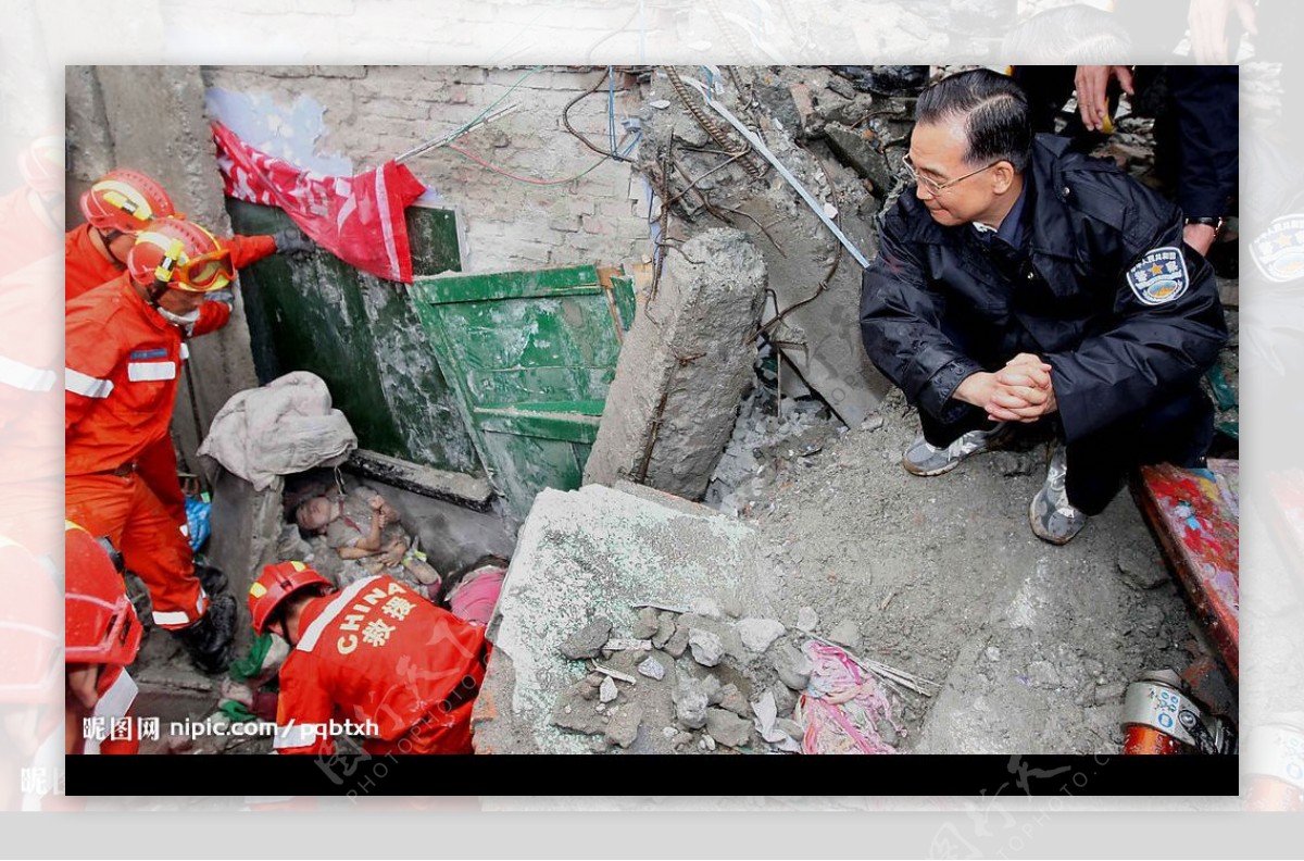 温家宝总理地震废墟中视察灾情图片