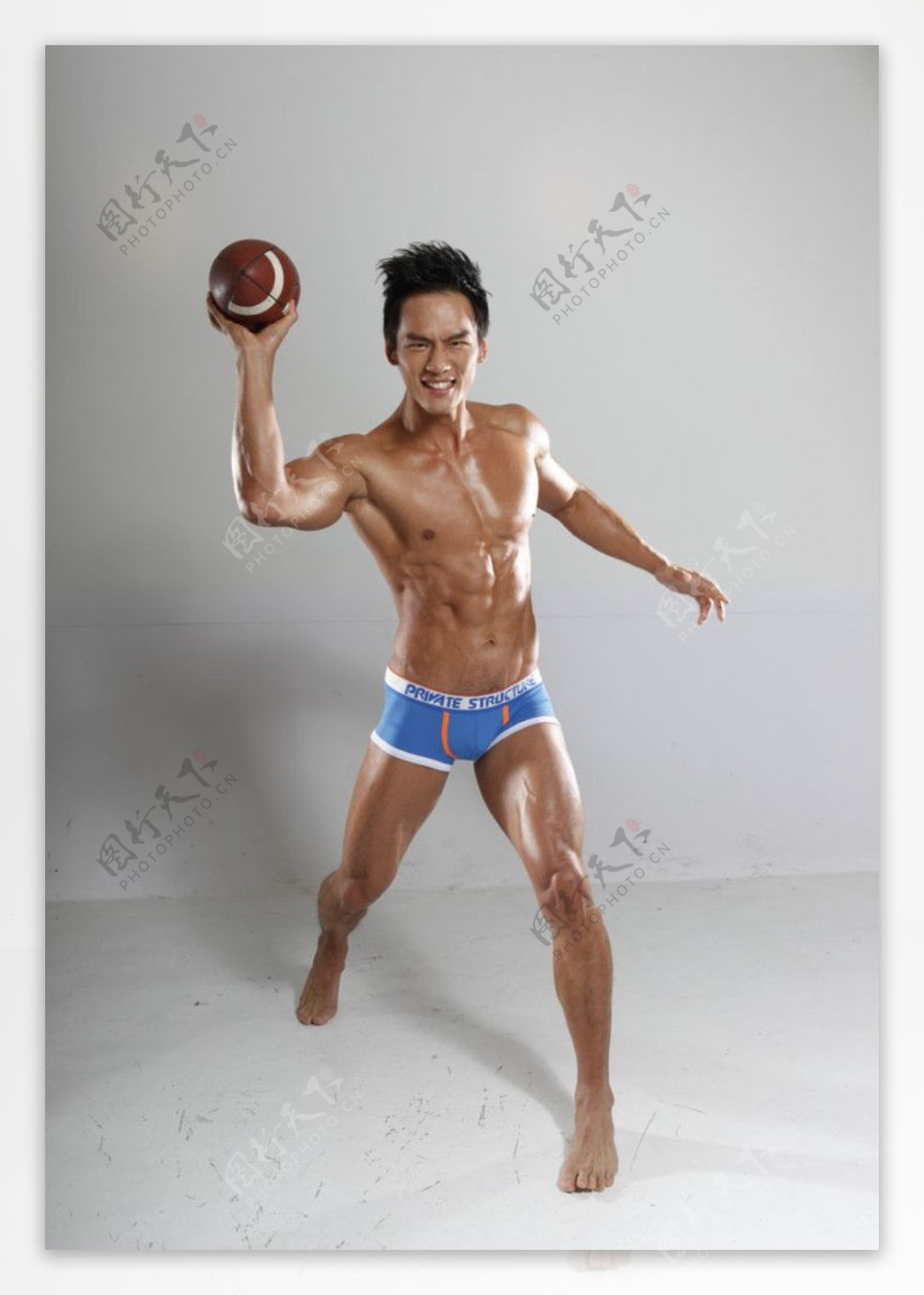 身材一级棒的肌肉男练橄榄球图片