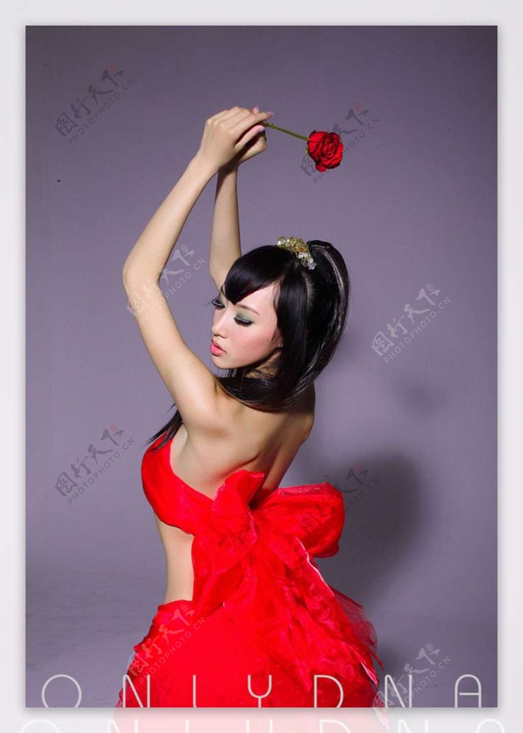 红裙少女图片