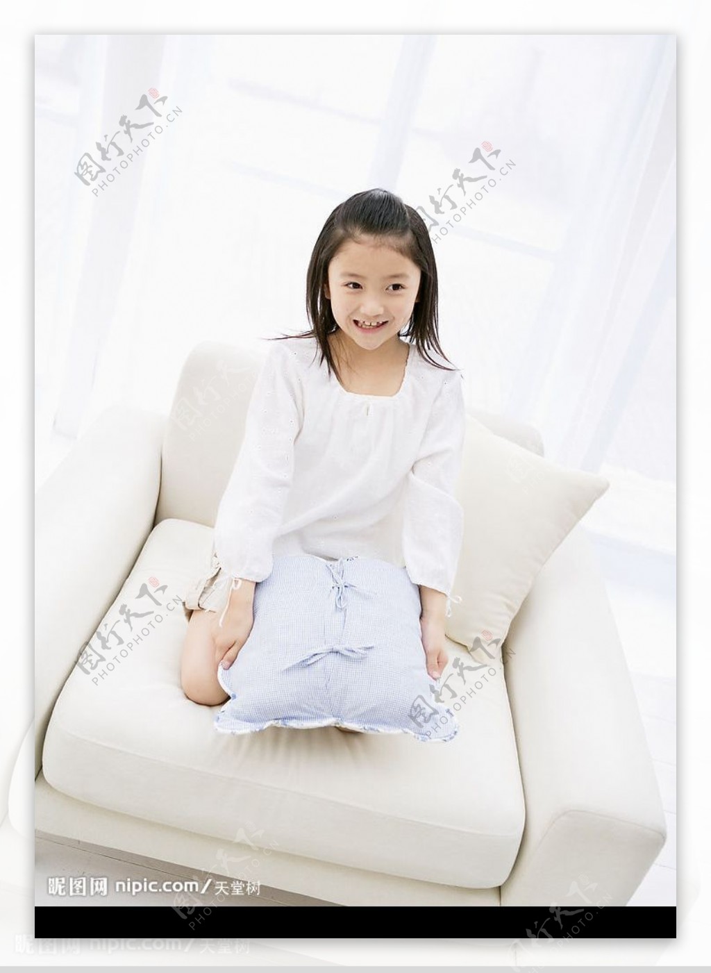 坐在沙发上的小女孩图片