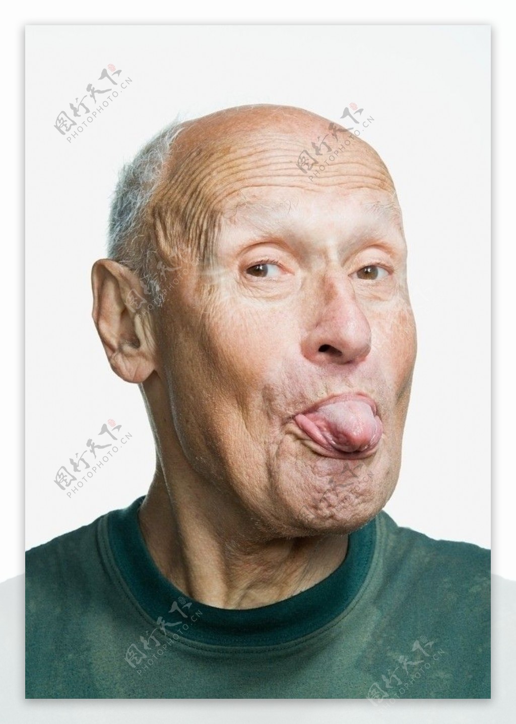 吐舌头做鬼脸的老年人图片