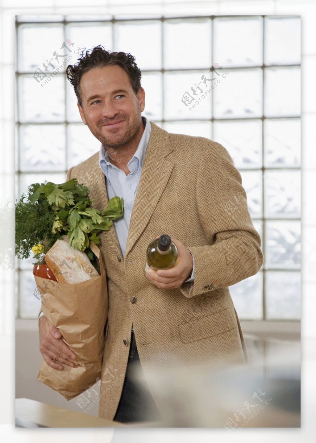 买菜中年男人图片