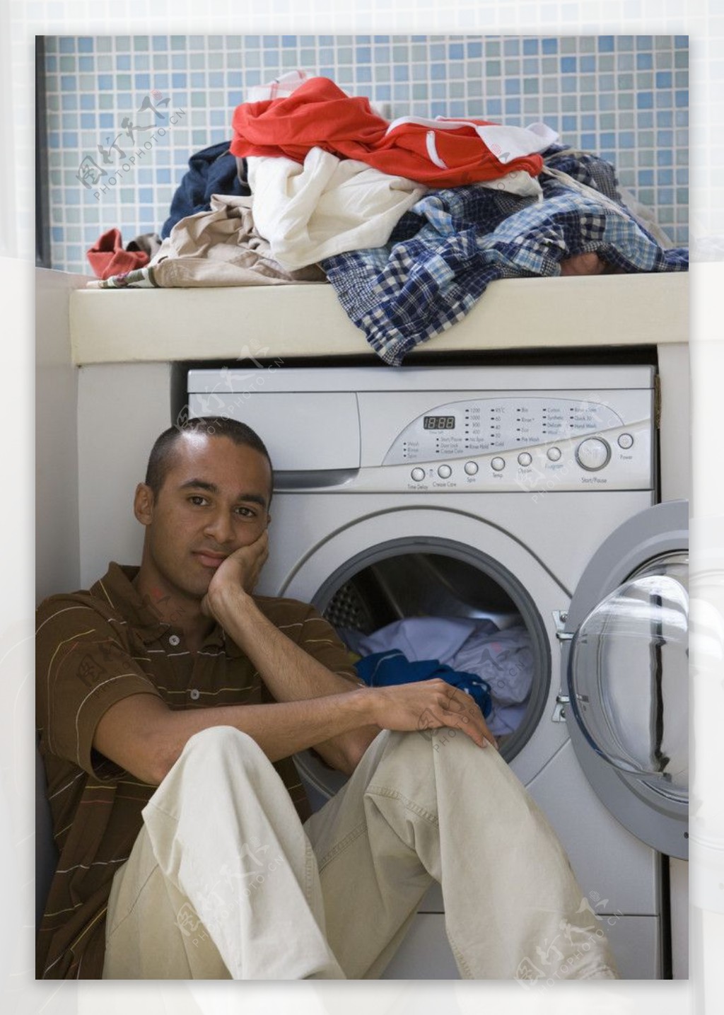 洗衣服的男人图片