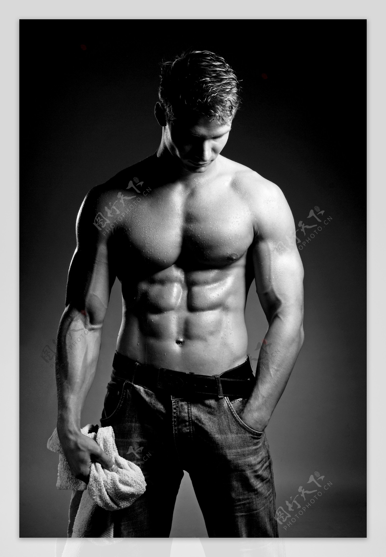 男人性感肌肉腹肌健美胸肌牛仔裤图片