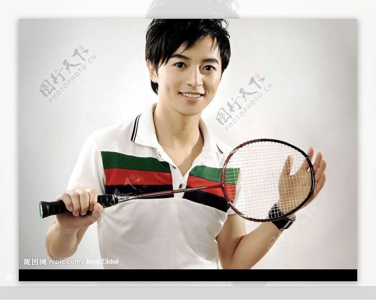 青年男性羽毛球运动模特图片