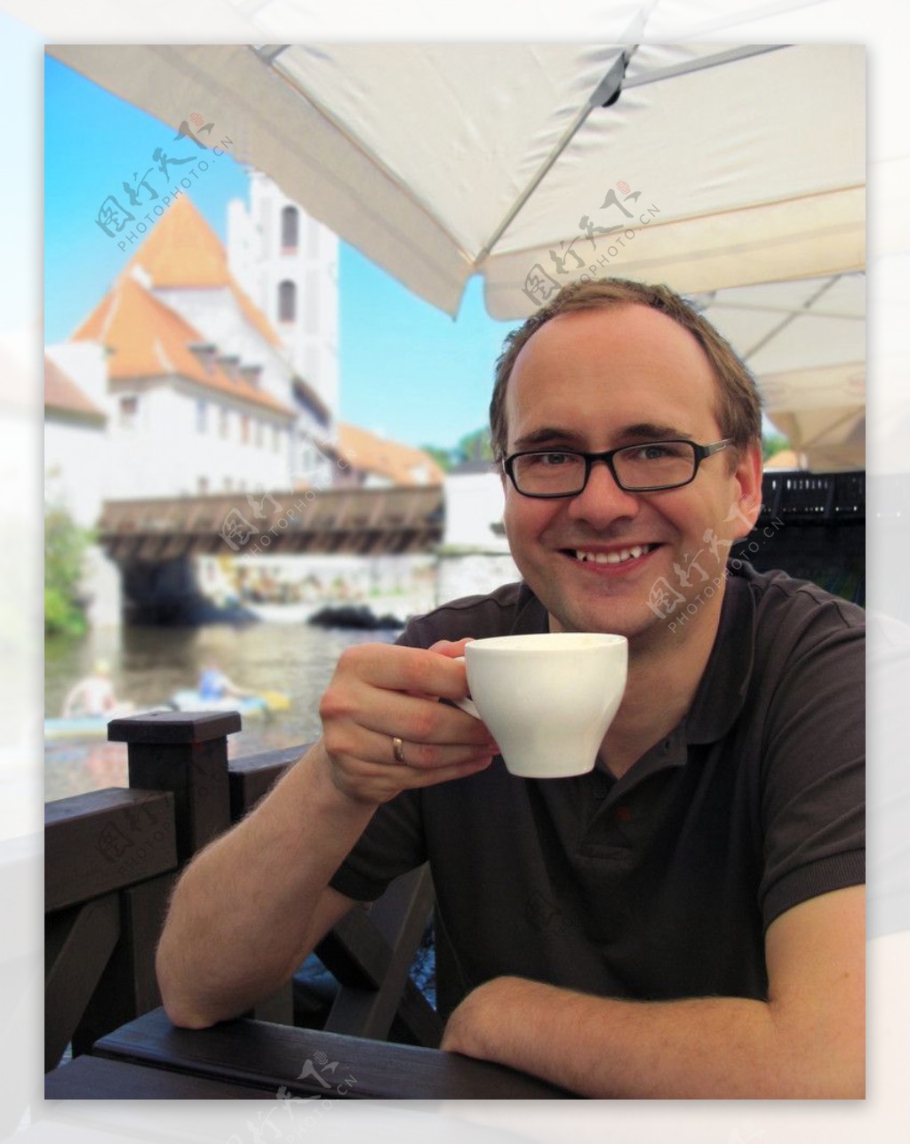 喝咖啡的国外男士图片