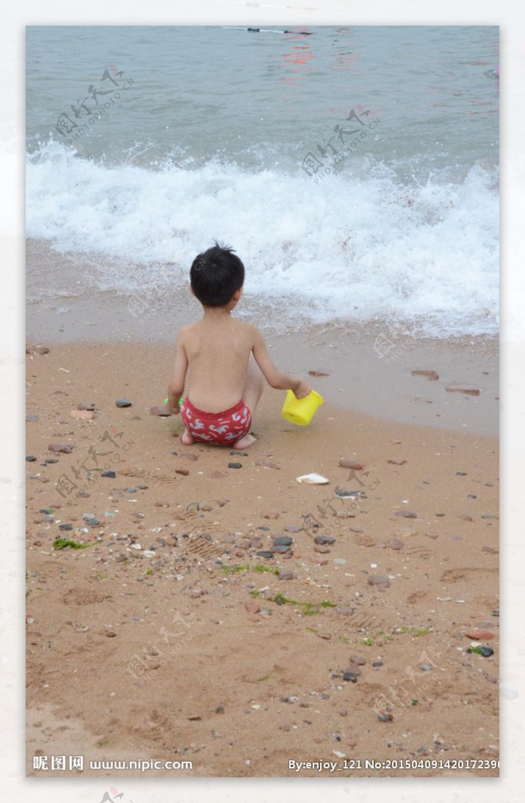 沙滩男孩图片