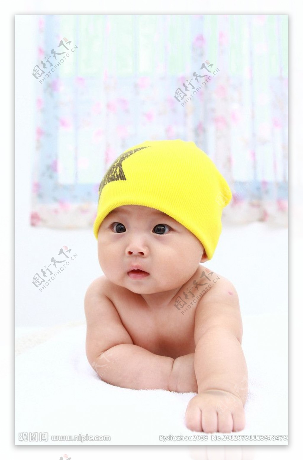 戴黄帽子幼儿图片