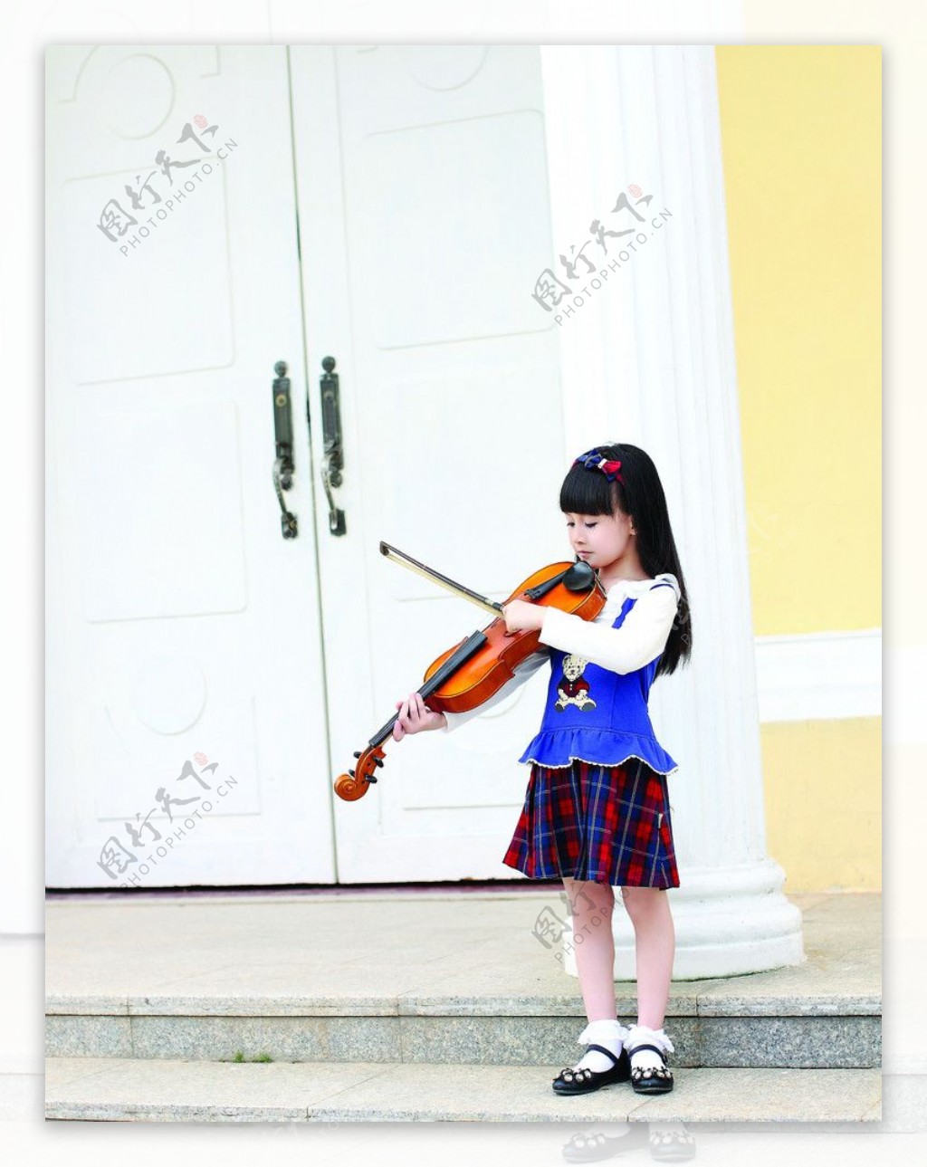 拉提琴的小女孩图片