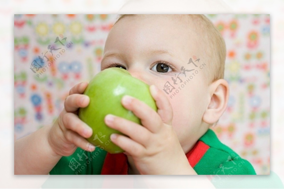 吃苹果的宝宝图片
